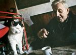 Traktormanden. Når Bent er inde, sidder han i køkkenet sammen med sin kat. Foto: Per Folkver 