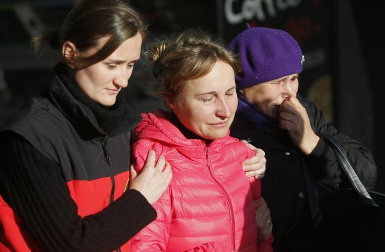 Sorg. 224 personer var ombord på det passagerfly, der er styrtet ned over Sinai-halvøen. Her ses nogle af deres pårørende i Pulkovo Lufthavn i Sankt Petersborg, der var flyets destination. 