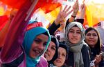 Loyale. Tilhængere af AKP venter håbefuldt på ministerpræsident Ahmet Davutoglu ankommer ved et vælgerarrangement forud for weekendens valg. 
