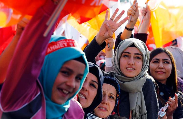 Loyale. Tilhængere af AKP venter håbefuldt på ministerpræsident Ahmet Davutoglu ankommer ved et vælgerarrangement forud for weekendens valg. 