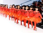 Børn på mode. Børnemodeller går catwalk under denne uges modeuge i Beijing. Nye, børnerige generationer er nu stærkt efterspurgte i Kina, hvor befolkningen bliver ældre og ældre. Derfor er etbarnspolitikken ændret til en tobarnspolitik. Foto: Xinhua/AP 