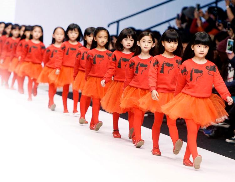 Børn på mode. Børnemodeller går catwalk under denne uges modeuge i Beijing. Nye, børnerige generationer er nu stærkt efterspurgte i Kina, hvor befolkningen bliver ældre og ældre. Derfor er etbarnspolitikken ændret til en tobarnspolitik. Foto: Xinhua/AP 