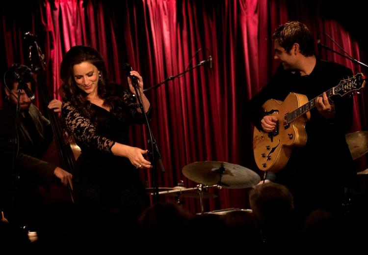 Ballader. Lisa Nilsson flankeret af bassisten Niklas Fernquist og guitaristen Erik Söderlind. 