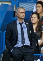 fåmælt. Chelsea-træner José Mourinho lukker øjnene, da Liverpool scorer holdets tredje mål sidst i kampen mod Chelsea. 