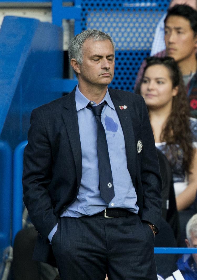 fåmælt. Chelsea-træner José Mourinho lukker øjnene, da Liverpool scorer holdets tredje mål sidst i kampen mod Chelsea. 