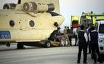 Flystyrt. Egyptiske redningsfolk er i gang med at bjærge lig efter flystyrtet på Sinai-halvøen. Her fragtes de omkomne ud af en politihelikopter, der netop er ankommet til et militærhospital nord for Suez. 