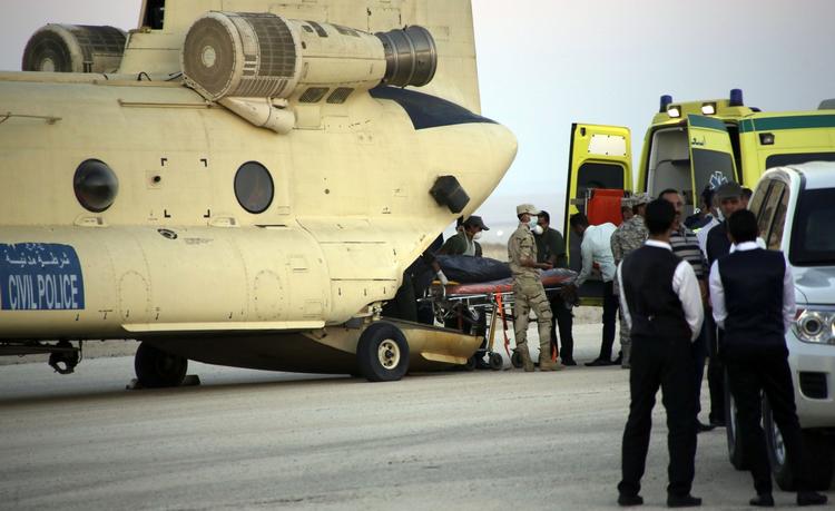 Flystyrt. Egyptiske redningsfolk er i gang med at bjærge lig efter flystyrtet på Sinai-halvøen. Her fragtes de omkomne ud af en politihelikopter, der netop er ankommet til et militærhospital nord for Suez. 