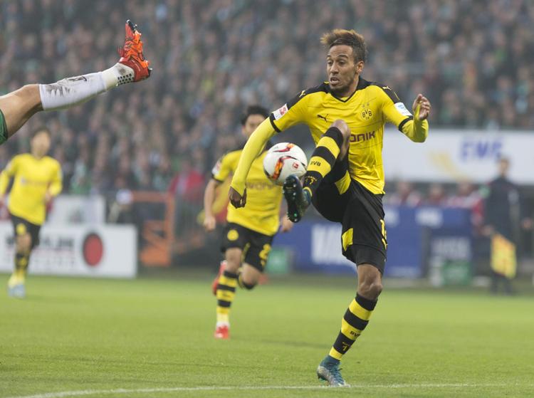 forfølger. Dortmund vandt og holder sig til bag førerhunden Bayern. 