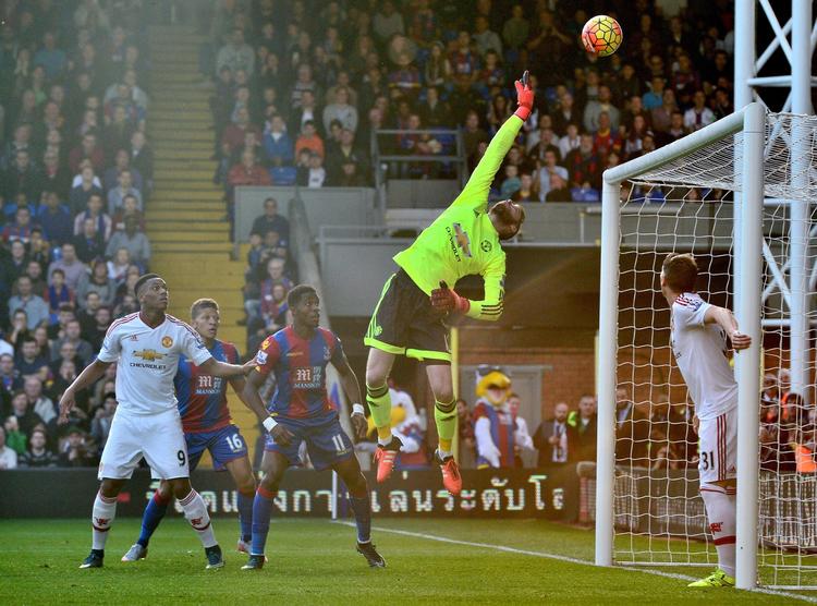 0-0. Manchester United-keeper David De Gea redder et af Crystal Palaces forsøg i en chancefattig affære i London. 