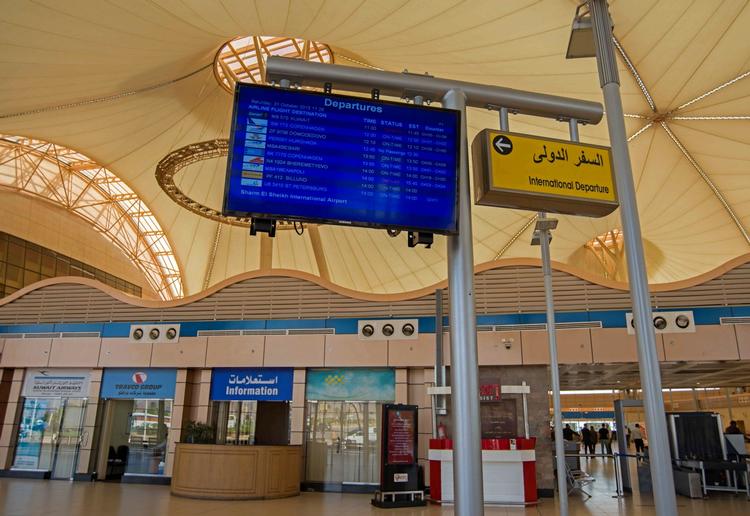 Flystyrt. Aflysninger på skærmene i lufthavnen i Sharm el-Sheikh få timer efter, at et russisk fly styrtede ned. Styrtet for flere selskaber til at ændre ruter. 