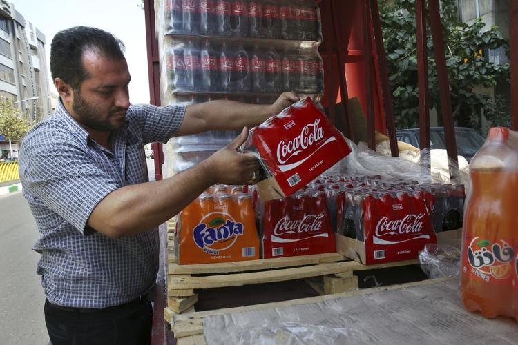 Læskebehov. En iransk lastbilchauffør læsser  Coca-Cola på en lastbil i Teheran. Men flere byer i Mellemøsten kan risikere at blive ubeboelige på grund af klimaforandringer. 