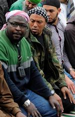 Bøn. Blandt kampfæller ses Denis Cuspert her i midten med sort-hvid bandana. Den tidligere ungdomskriminelle og rapper fra Berlin døde to dage før sin 40-års fødselsdag ved et amerikansk luftangreb i Syrien. 