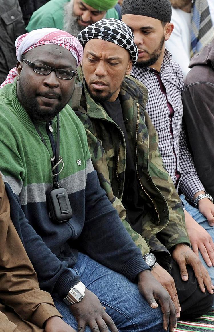 Bøn. Blandt kampfæller ses Denis Cuspert her i midten med sort-hvid bandana. Den tidligere ungdomskriminelle og rapper fra Berlin døde to dage før sin 40-års fødselsdag ved et amerikansk luftangreb i Syrien. 