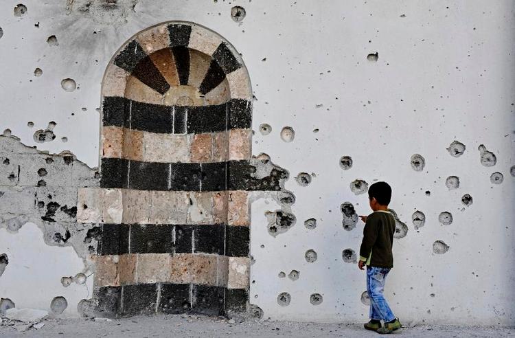 Skudhuller. Kampene mellem militante og politi i gaderne har sat sine tydelige spor overalt i Diyarbakir. Her er det byens ældste moske, Fatih Pasa, det er gået ud over. 