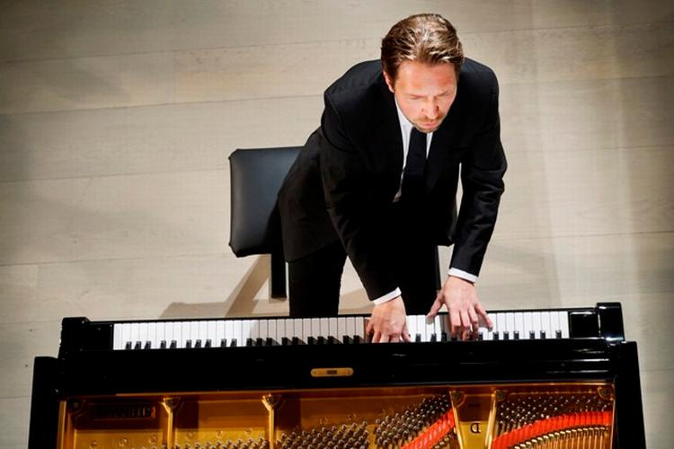 Indlevet. Uanset om han skabte sammenhæng i Sibelius' finske klaverstykker eller betonede muntre jagtepisoder i en sonate af Beethoven, var overblikket og den overordnede ramme styrende i Leif Ove Andsnes fortolkninger. 