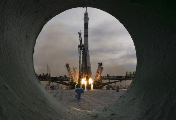 Stjernefart. Det var den russiske Soyuz-raket, der i september bragte danske Andreas Mogensen og to russiske komsonauter til den internationale rumstation ISS. Vi er blevet for afhæninge af russerne, mener amerikansk rumkaptajn. 