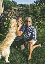 Dyrevenner. Det er en dyreglad ambassadørfamilie, der er flyttet ind i embedsboligen på Strandvejen. Stephen DeVincent (th.) er uddannet dyrlæge. Foto fra bogen 