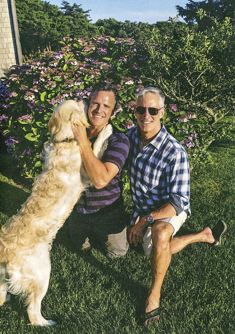 Dyrevenner. Det er en dyreglad ambassadørfamilie, der er flyttet ind i embedsboligen på Strandvejen. Stephen DeVincent (th.) er uddannet dyrlæge. Foto fra bogen 