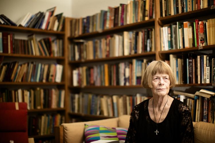 Strandgaard skriver stadig punktløst på den personlige erfaring, men digtene er ikke nær så rammende som de kunne være. 