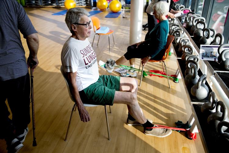 Genoptræning. Et stort dansk studie viser, at mange patienter kan opnå store forbedringer af deres knæsmerter ved at lave simple træningsøvelser. 