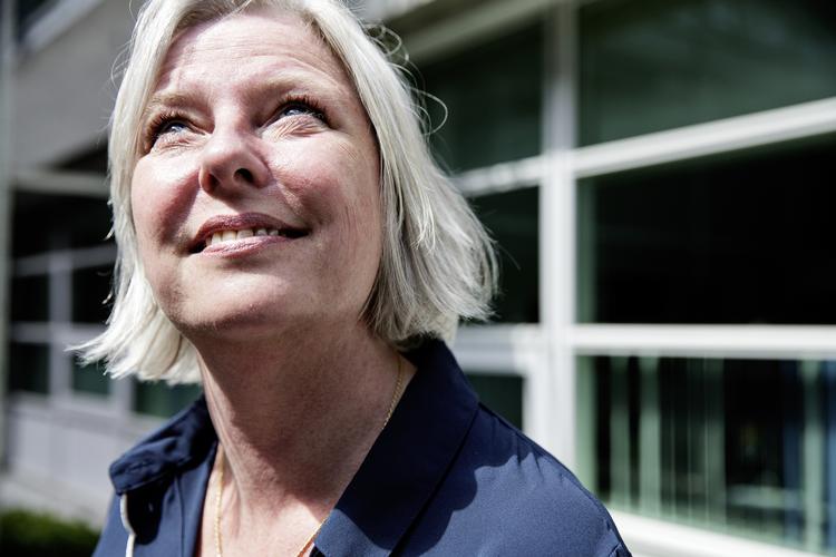 forskel. Kirsten Sloths lønforsikring betyder, at hun kun går 5.000 kroner ned i løn, når hendes vikariat udløber 1. december. Uden forsikringen ville hun have gået 8.500 kroner ned i månedlig indtægt. 