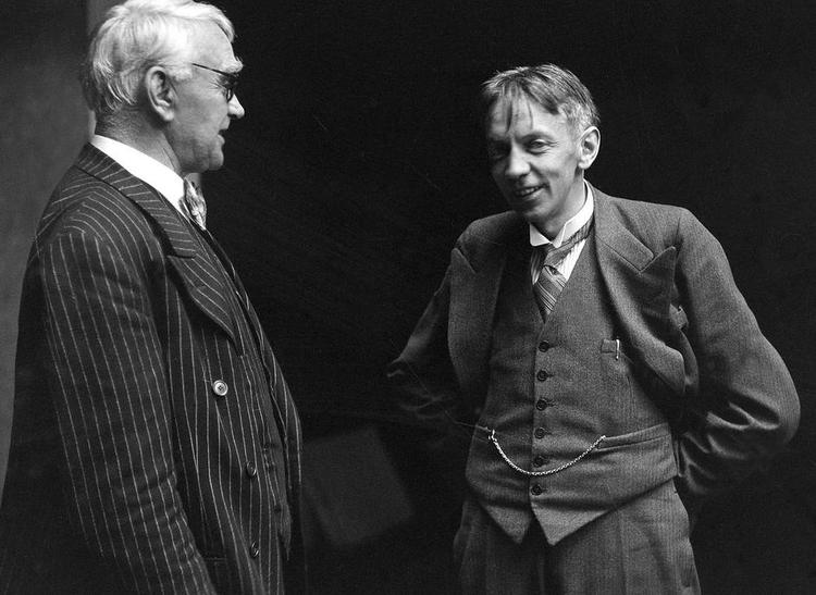 Scenen. Forfatter og præst Kaj Munk, her sammen med skuespiller Nicolai Nellendam. Den 4. januar 1944 blev Munk likvideret af fem gestapofolk. 