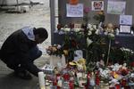 BORTFØRT. En mand tænder et lys for Mohamed Januzi ved det asylcenter, drengen forsvand fra den 1. oktober. 