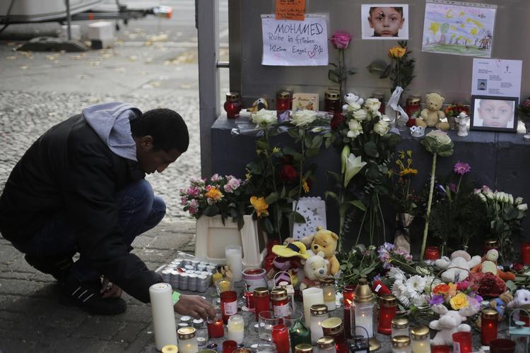 BORTFØRT. En mand tænder et lys for Mohamed Januzi ved det asylcenter, drengen forsvand fra den 1. oktober. 