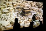 Ka'baen. Den er filmet i Iran, men det skal forestille den oldgamle handelsby Mekka, der i dag er verdens muslimers vigtigste by. 