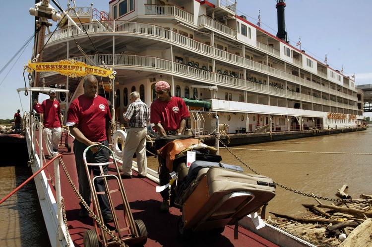 FLODKRYDSTOGT. Dragere har travlt med at transportere kufferter om bord på hjuldamperen Mississippi Queen i St. Louis. 