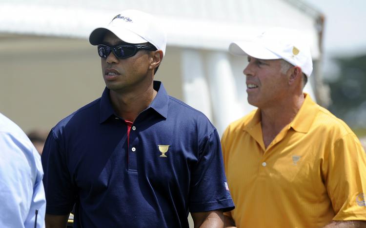 slave. Tiger Woods' caddie Steve Williams (th) blev holdt helt ude af inderkredsen hos golfstjernen, da sexskandalen var ved at sænke amerikaneren. 