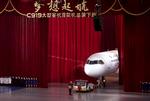 PRÆSENTATION. Sådan ser det ud, når et nyt passagerfly skal møde omverdenen første gang. Omkring 5.000 gæster overværede præsentationen ved Shanghais Pudong-lufthavn. 