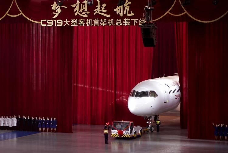 PRÆSENTATION. Sådan ser det ud, når et nyt passagerfly skal møde omverdenen første gang. Omkring 5.000 gæster overværede præsentationen ved Shanghais Pudong-lufthavn. 