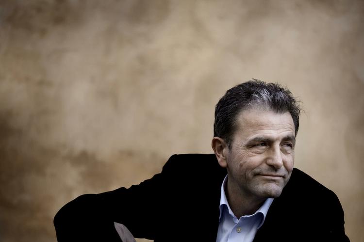 Forundret. Jens Christian Grøndahl forstår ikke, hvorfor han skal kaldes en kujon. Det har hele tiden været meningen, at han ville 'afsløre' sig selv efter et par uger, siger han. 