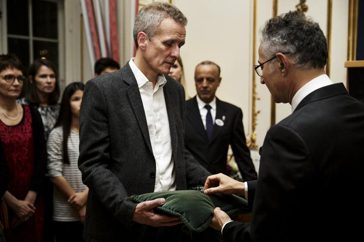 Ole Mølgaard fra foreningen 'Finn Nørgaard' modtager medaljen: Arts et Lettres (Ridder af den franske kunst- og litteraturorden) på vegne af Finn Nørgaards familie. Foto: 