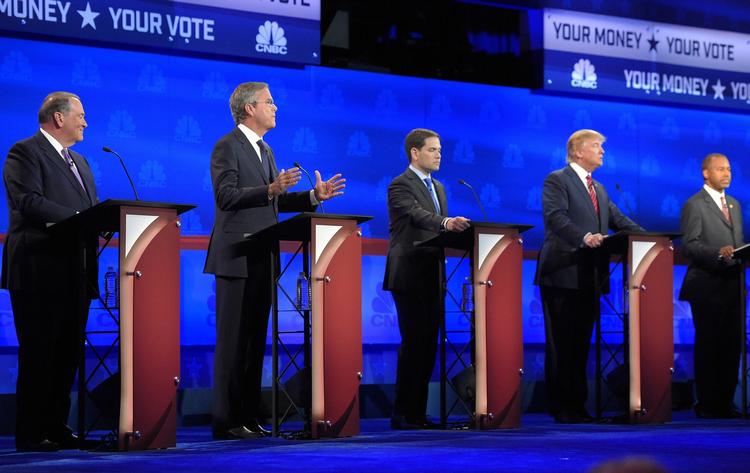 Kandidater. Mike Huckabee (tv.), Jep Bush (anden tv.), Marco Rubio (midt for), Donald Trump (anden th.) og Ben Carson (th.) i tv-debat. 