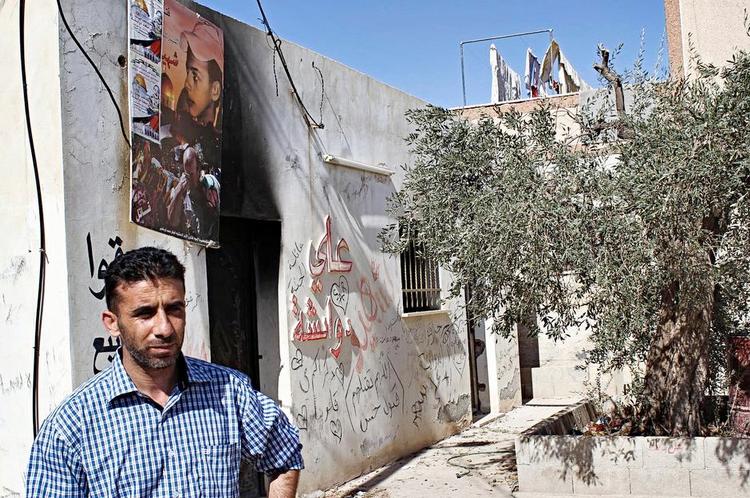 Møde. Politiken møder Baher Dawabsheh foran et nedbrændt hus i landsbyen Duma på Vestbredden. 