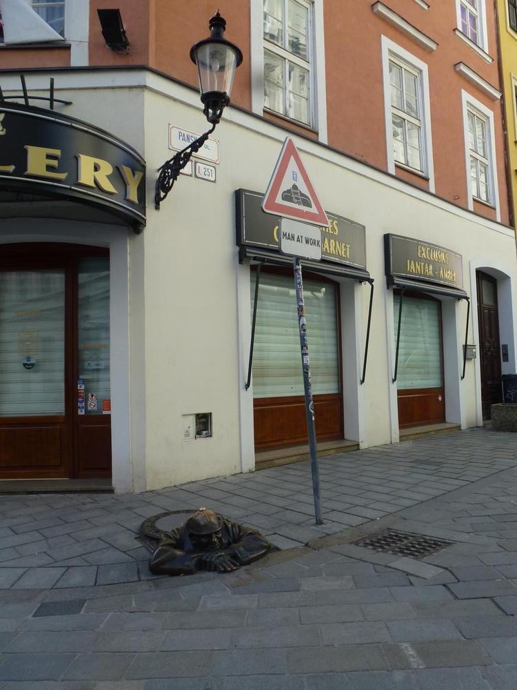 IAGTTAGEREN. Cumil hedder skulpturen, der nærmest kan oversættes som iagttageren. Spørgsmålet er, om han driver den af eller kigger op under kvindernes skørter. Foto: Poul Husted 