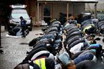 BØN. Fredagsbønnen i Islamisk Trossamfunds moske på Dortheavej ved bisættelsen af den danskpalæstinensiske terrorist, der havde myrdet to i København. Trossamfundet har gennem årene flere gange været i strid med politikere, der tager afstand fra dets synspunkter. 