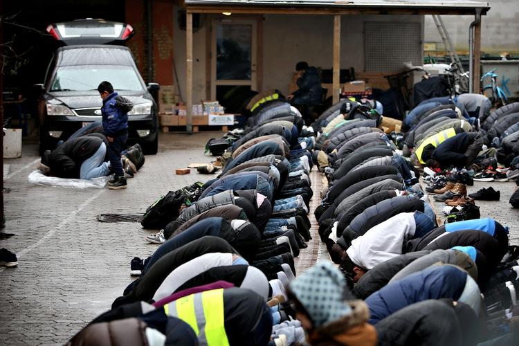 BØN. Fredagsbønnen i Islamisk Trossamfunds moske på Dortheavej ved bisættelsen af den danskpalæstinensiske terrorist, der havde myrdet to i København. Trossamfundet har gennem årene flere gange været i strid med politikere, der tager afstand fra dets synspunkter. 