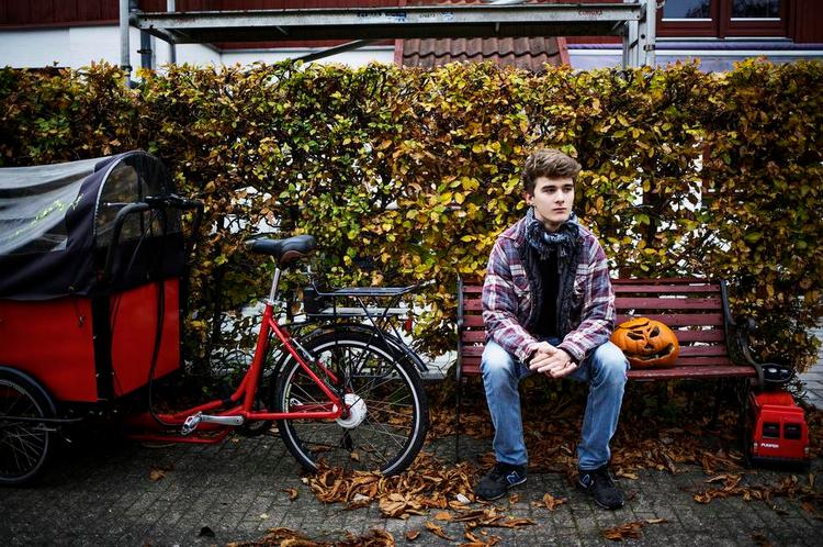 Fri. Dagens arbejde er slut, og Albert Løgstrup Brygger sidder foran den børnehave, hvor han arbejder. Han har været ansat som pædagogmedhjælper siden september. 