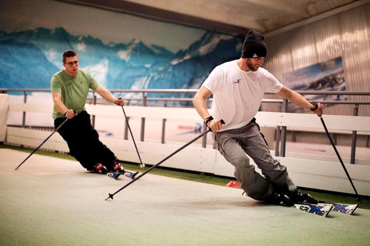 SKISJOV. Skiinstruktør Janus Hecht (forrest)  anbefaler Kongens efterfølger. Men bruger også selv rullebåndet i Rødovre som træning inden skisæsonen. 
