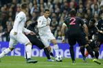 Dribler. Real Madrids Cristiano Ronaldo i udfordrerens rolle mod et opmærksomt Paris Saint-Germain-forsvar. 