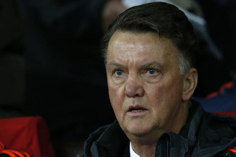 Kritik. United-manager, Louis van Gaal, får hug af Paul Parker. 