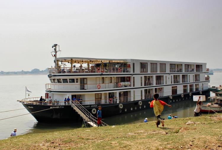 NOBELT. 'Sanctuary Ananda', der blev færdigbygget og søsat for et år siden, sejler udelukkende på Ayeyarwady-floden i Myanmar mellem Bhamo i nord og Yangon i syd. Skibet har 20 suiter fordelt på tre etager og er ifølge selskabet bag det eneste skib på floden, der har balkoner i forbindelse med samtlige suiter. 