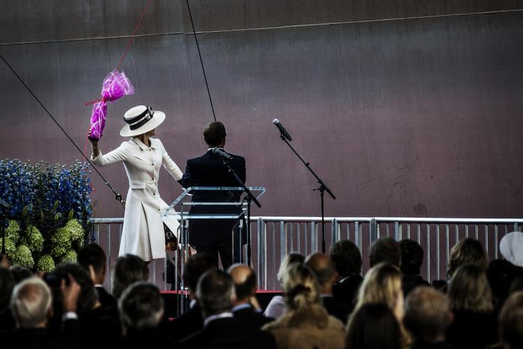 dåb. Mærsk har tidligere fået kongelige hjælp, når rederiets giganter skulle navngives. Her ses kronprinsesse Mary i aktion. Fremover bliver der længere mellem flaskeknuseriet, idet rederiet har afbestilt en række skibe. 