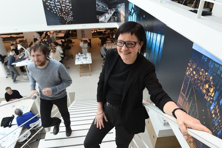 stor/mini. Mette Kynne Frandsen er direktør og partner i Henning Larsen Architects, som beskæftiger små 300 ansatte, heraf 230 arkitekter, hvilket er stort i Danmark, men langt færre end de rigtig store, internationale arkitektfirmaer. 
