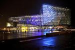 dansk. Reykjavik Koncert- og Kongrescenter er et af de udenlandske projekter, der er tegnet af danske arkitekter. Henning Larsen Architects har slået stregerne. 