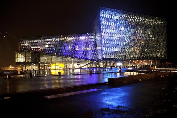dansk. Reykjavik Koncert- og Kongrescenter er et af de udenlandske projekter, der er tegnet af danske arkitekter. Henning Larsen Architects har slået stregerne. 