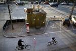 Luftmåler. Luftmåleren står i dag midt mellem vejbanen og cykelstien. Men Miljøstyrelsen vil rykke den tre meter væk fra vejen. 